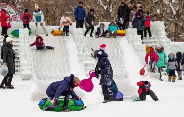 Petropavlovsk Kazakhstan January 2019 Children Ride Icy Hill Adults Children — Stock Photo, Image