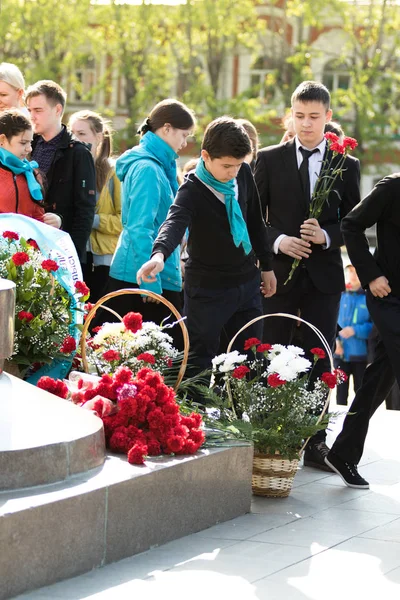 Petropavlovsk 7 Mayıs 2016: Resmi tatil. Defender'ı vatan günün Kazakistan'da 7 Mayıs kutladı. Asker ve askeri. Toplu kutlamalar insanlar.