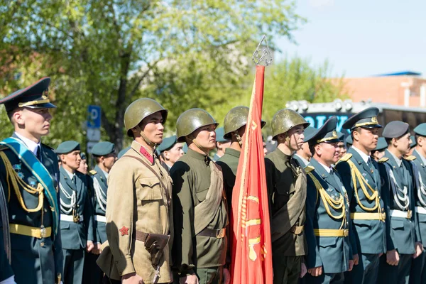 Petropavlovsk, Kazakistan - 9 Mayıs 2016: 9 Mayıs 2016 Petropavlovsk, Kazakistan'daki zafer günü. Ölü savaş anısına. Üyeler mutlu.