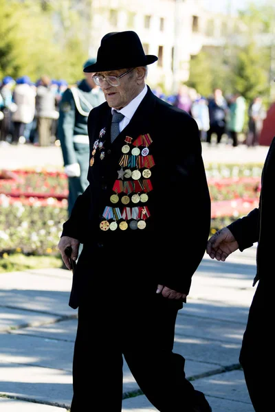 Petropavlovsk, Kazakistan - 9 Mayıs 2016: 9 Mayıs 2016 Petropavlovsk, Kazakistan'daki zafer günü. Ölü savaş anısına. Üyeler mutlu.