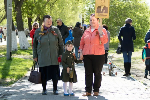 Petropavlovsk, Kazakistan - 9 Mayıs 2016: 9 Mayıs 2016 Petropavlovsk, Kazakistan'daki zafer günü. Ölü savaş anısına. Üyeler mutlu.