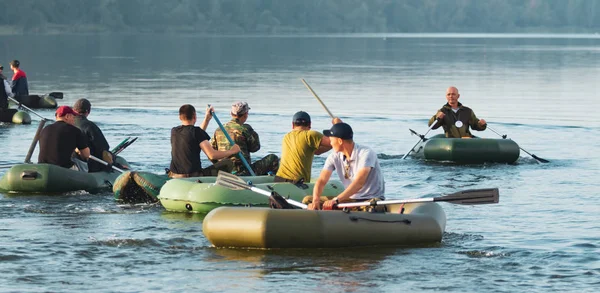 Petropavlovsk, Kazakistan - 28 Temmuz 2018: İnsanlar göl kenarında lastik gemilerde balıkçılar, balık. Lake Pestroe, Petropavlovsk, Kazakistan.