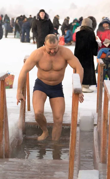 Petropavlovsk, Kazakistan - 19 Ocak 2018: vaftiz. Kışın buz delik insanlar yüzmek.