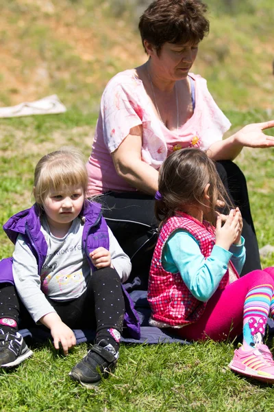 Kazakistan, Çimkent - 9 Nisan 2017. Erkekler kadınlar kadınlar çocuk dağlar bahar. Jöle manzara manzara.