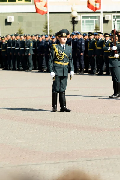 Petropavlovsk 7 Mayıs 2016: Resmi tatil. Defender'ı vatan günün Kazakistan'da 7 Mayıs kutladı. Asker ve askeri. Toplu kutlamalar insanlar.