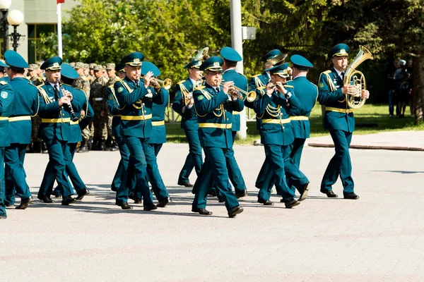 Petropavlovsk 7 Mayıs 2016: Resmi tatil. Defender'ı vatan günün Kazakistan'da 7 Mayıs kutladı. Asker ve askeri. Toplu kutlamalar insanlar.