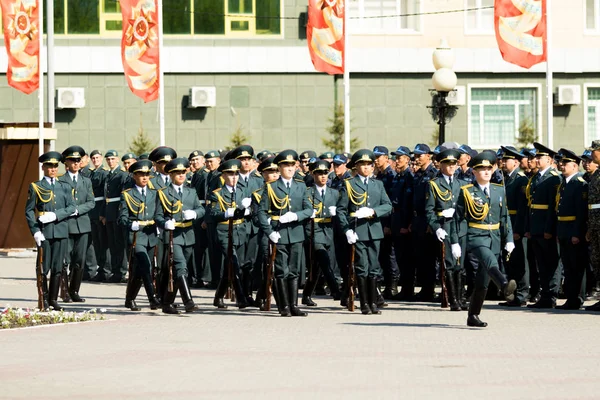 Petropavlovsk 7 Mayıs 2016: Resmi tatil. Defender'ı vatan günün Kazakistan'da 7 Mayıs kutladı. Asker ve askeri. Toplu kutlamalar insanlar.