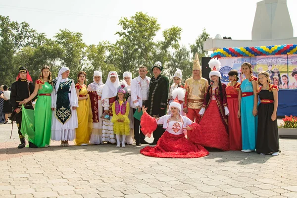 ペトロパブロフスク カザフスタン 2016 北カザフスタン地域の 質量の祭典民族民俗衣装の人々 を祝うペトロパブロフスク路上 — ストック写真