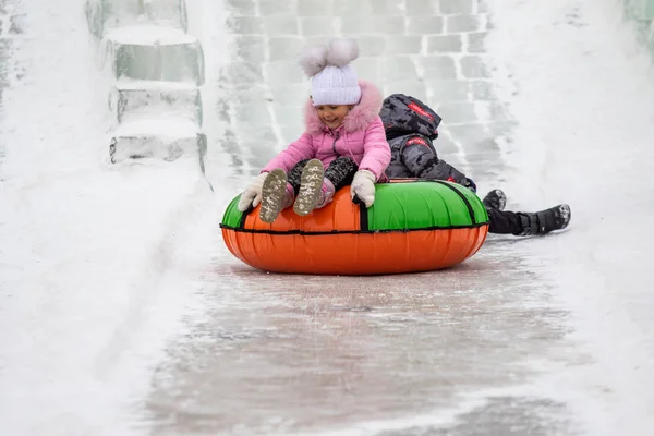 ペトロパブロフスク カザフスタン 2019 子供たちは氷のような丘の上に乗る 大人と子供が一緒に公園でのんびり — ストック写真