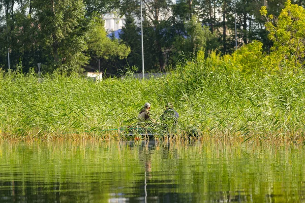 Petropavlovsk, Kazakistan - 28 Temmuz 2018: İnsanlar göl kenarında lastik gemilerde balıkçılar, balık. Lake Pestroe, Petropavlovsk, Kazakistan.