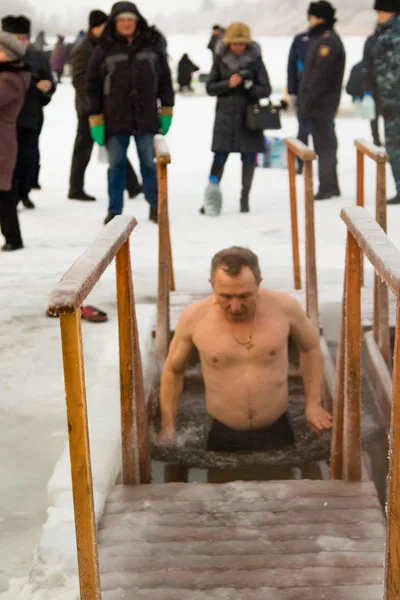 Petropavlovsk, Kazakistan - 19 Ocak 2018: vaftiz. Kışın buz delik insanlar yüzmek.