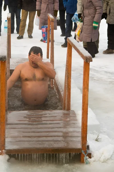 페트로 파블로프 카자흐스탄 2018 겨울에 구멍에 사람들 — 스톡 사진