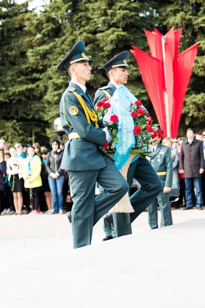 Petropavlovsk 7 Mayıs 2016: Resmi tatil. Defender'ı vatan günün Kazakistan'da 7 Mayıs kutladı. Asker ve askeri. Toplu kutlamalar insanlar.