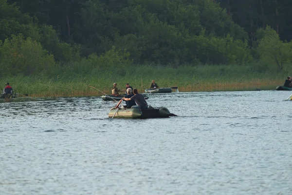 Petropavlovsk, Kazakistan - 28 Temmuz 2018: İnsanlar göl kenarında lastik gemilerde balıkçılar, balık. Lake Pestroe, Petropavlovsk, Kazakistan.