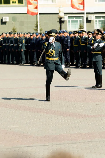 Petropavlovsk 7 Mayıs 2016: Resmi tatil. Defender'ı vatan günün Kazakistan'da 7 Mayıs kutladı. Asker ve askeri. Toplu kutlamalar insanlar.