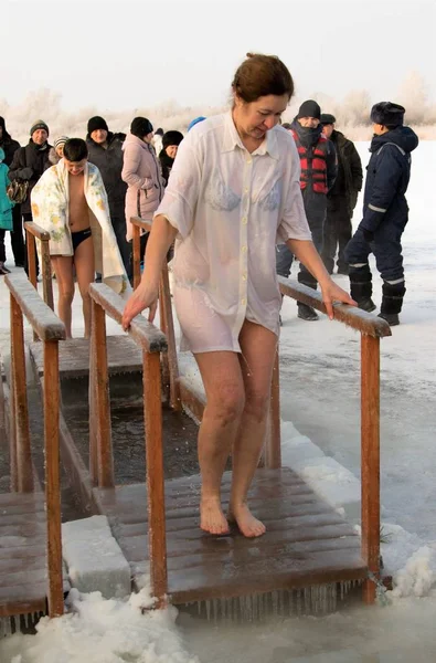 Petropavlovsk, Kazakistan - 19 Ocak 2018: vaftiz. Kışın buz delik insanlar yüzmek.