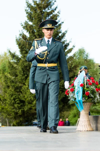 Petropavlovsk 7 Mayıs 2016: Resmi tatil. Defender'ı vatan günün Kazakistan'da 7 Mayıs kutladı. Asker ve askeri. Toplu kutlamalar insanlar.