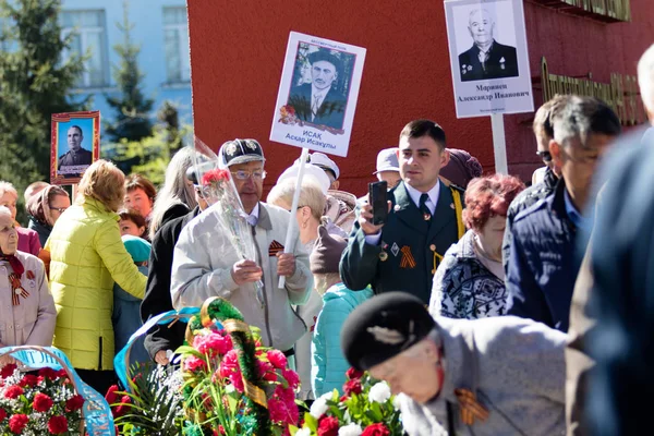 Petropavlovsk, Kazakistan - 9 Mayıs 2016: 9 Mayıs 2016 Petropavlovsk, Kazakistan'daki zafer günü. Ölü savaş anısına. Üyeler mutlu.