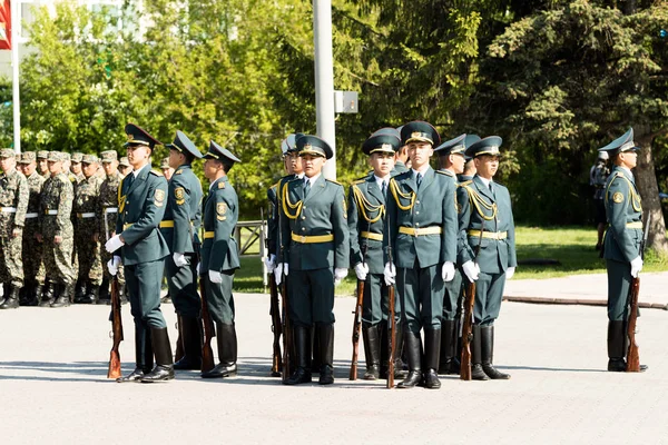Petropavlovsk 7 Mayıs 2016: Resmi tatil. Defender'ı vatan günün Kazakistan'da 7 Mayıs kutladı. Asker ve askeri. Toplu kutlamalar insanlar.