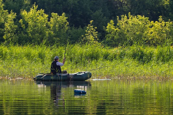 ペトロパブロフスク カザフスタン 2018 湖でゴムボートに人々 は魚します Pestroe ペトロパブロフスク カザフスタン — ストック写真