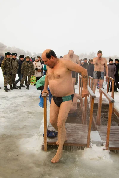 Petropavlovsk, Kazakistan - 19 Ocak 2018: vaftiz. Kışın buz delik insanlar yüzmek.
