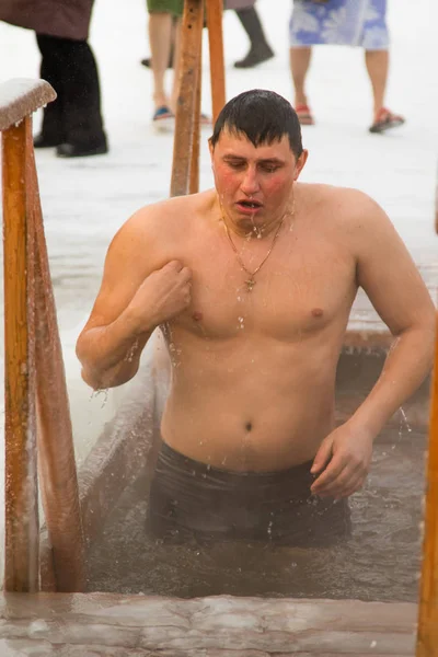 Petropavlovsk, Kazakistan - 19 Ocak 2018: vaftiz. Kışın buz delik insanlar yüzmek.