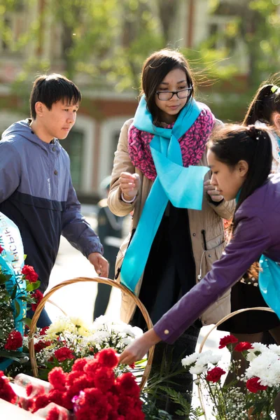 Petropavlovsk 7 Mayıs 2016: Resmi tatil. Defender'ı vatan günün Kazakistan'da 7 Mayıs kutladı. Asker ve askeri. Toplu kutlamalar insanlar.