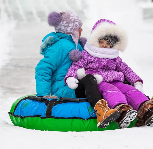 ペトロパブロフスク カザフスタン 2019 子供たちは氷のような丘の上に乗る 大人と子供が一緒に公園でのんびり — ストック写真