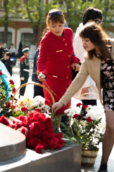 Petropavlovsk 7 Mayıs 2016: Resmi tatil. Defender'ı vatan günün Kazakistan'da 7 Mayıs kutladı. Asker ve askeri. Toplu kutlamalar insanlar.