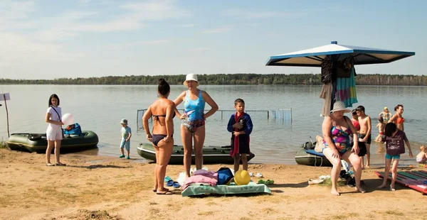 Petropavlovsk Kazachstan Juli 2018 Zonnebaden Mensen Baden Rest Lake Pestroe — Stockfoto
