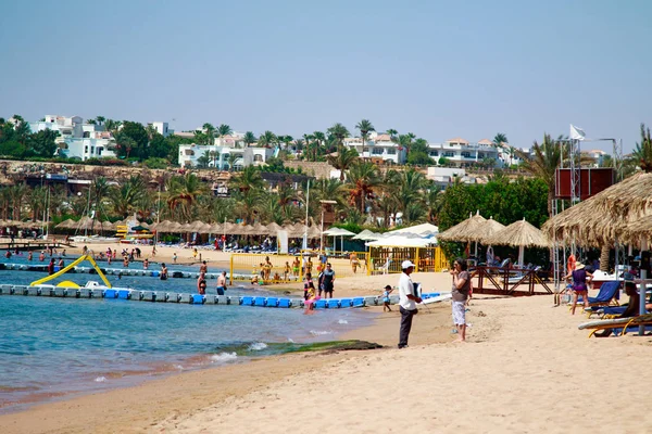 Mısır, Sharm El Sheikh -20 Temmuz 2018: plaj tatil, Bay Na'ama Bai, kumlu plaj denizin insanlar ölüyor. Red Sea'deki/daki Sina Yarımadası.