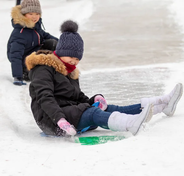 Petropavlovsk Kazachstan Januari 2019 Kinderen Rijden Een Ijzige Heuvel Volwassenen — Stockfoto
