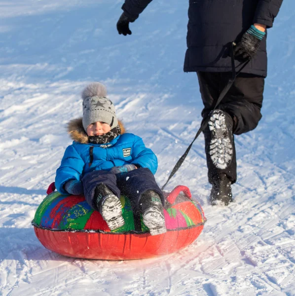 Petropavlovsk Kazakistan Aralık 2018 Çocuklar Ebeveynler Kayak Kış Bir Kızak — Stok fotoğraf