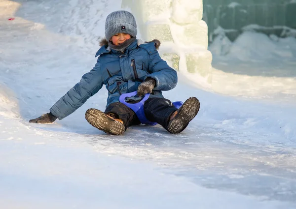 Petropavlovsk Kasachstan Januar 2019 Kinder Fahren Auf Einem Vereisten Hügel — Stockfoto