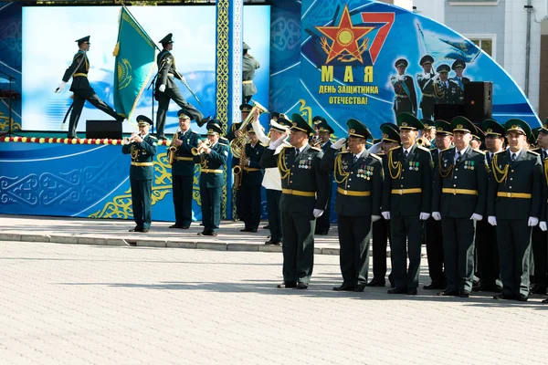 Petropavlovsk 7 Mayıs 2016: Resmi tatil. Defender'ı vatan günün Kazakistan'da 7 Mayıs kutladı. Asker ve askeri. Toplu kutlamalar insanlar.