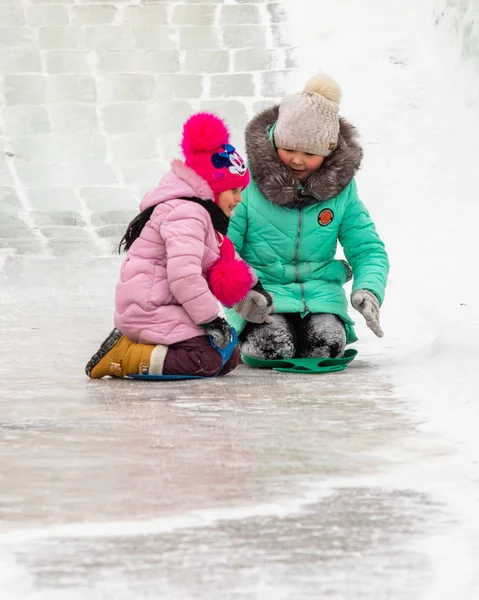 Petropavlovsk Kasachstan Januar 2019 Kinder Fahren Auf Einem Vereisten Hügel — Stockfoto
