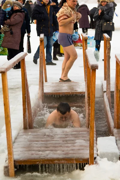 Petropavlovsk, Kazakistan - 19 Ocak 2018: vaftiz. Kışın buz delik insanlar yüzmek.