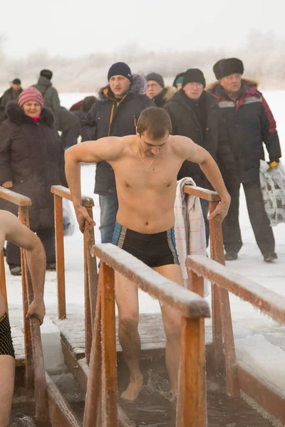 Petropavlovsk, Kazakistan - 19 Ocak 2018: vaftiz. Kışın buz delik insanlar yüzmek.