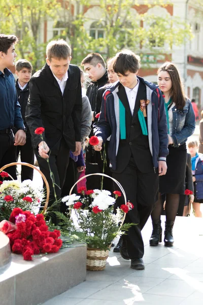 Petropavlovsk 7 Mayıs 2016: Resmi tatil. Defender'ı vatan günün Kazakistan'da 7 Mayıs kutladı. Asker ve askeri. Toplu kutlamalar insanlar.