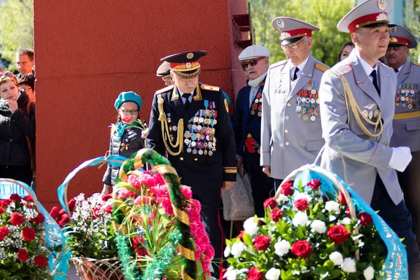 Petropavlovsk, Kazakistan - 9 Mayıs 2016: 9 Mayıs 2016 Petropavlovsk, Kazakistan'daki zafer günü. Ölü savaş anısına. Üyeler mutlu.