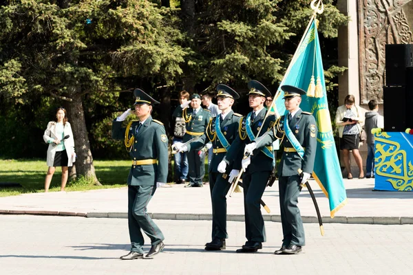 Petropavlovsk 7 Mayıs 2016: Resmi tatil. Defender'ı vatan günün Kazakistan'da 7 Mayıs kutladı. Asker ve askeri. Toplu kutlamalar insanlar.