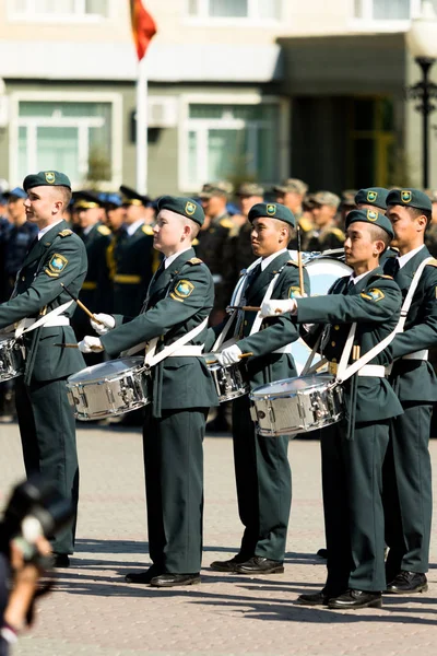 Petropavlovsk 7 Mayıs 2016: Resmi tatil. Defender'ı vatan günün Kazakistan'da 7 Mayıs kutladı. Asker ve askeri. Toplu kutlamalar insanlar.