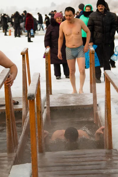 Petropavlovsk, Kazakistan - 19 Ocak 2018: vaftiz. Kışın buz delik insanlar yüzmek.