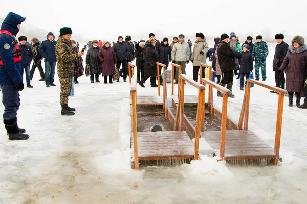 Петропавловск Казахстан Январь Января 2018 Года Крещение Зимой Люди Плавают — стоковое фото