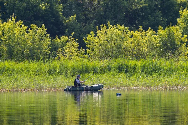 ペトロパブロフスク カザフスタン 2018 湖でゴムボートに人々 は魚します Pestroe ペトロパブロフスク カザフスタン — ストック写真