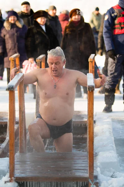 Petropavlovsk, Kazakistan - 19 Ocak 2018: vaftiz. Kışın buz delik insanlar yüzmek.