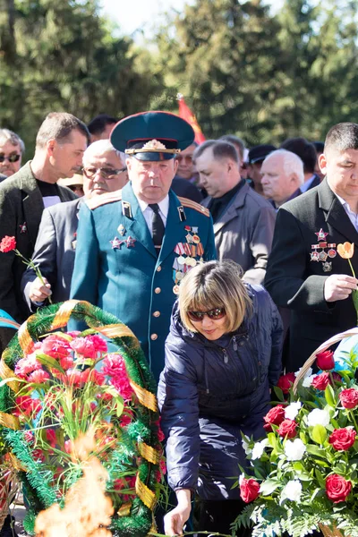 Petropavlovsk, Kazakistan - 9 Mayıs 2016: 9 Mayıs 2016 Petropavlovsk, Kazakistan'daki zafer günü. Ölü savaş anısına. Üyeler mutlu.