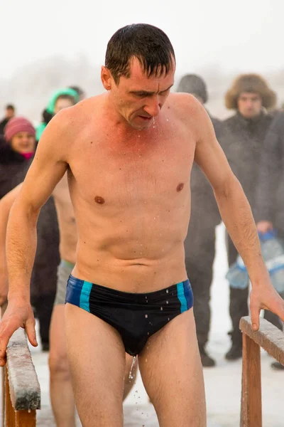 Petropavlovsk, Kazakistan - 19 Ocak 2018: vaftiz. Kışın buz delik insanlar yüzmek.