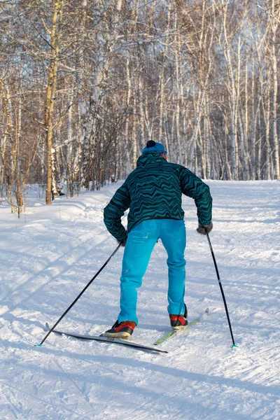 加罗巴甫洛夫斯克 哈萨克斯坦 2018年12月23日 人们滑雪雪冬季 哈萨克斯坦 一个体育度假 — 图库照片