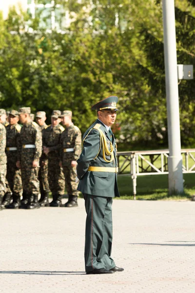 ペトロパブロフスク 2016 日祖国の擁護者は カザフスタンで 日に祝われます 兵士や軍 大量のお祝いの人々 — ストック写真